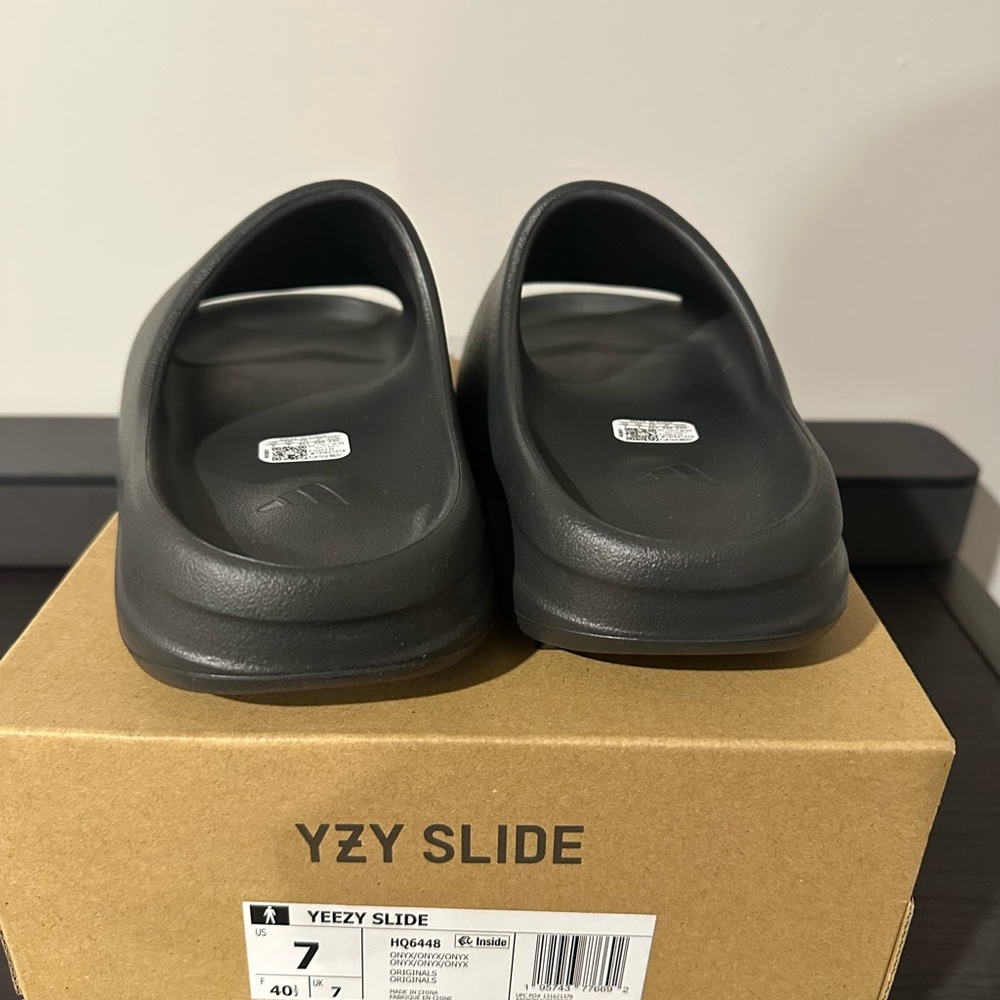Yeezy Slide in Dark Gray